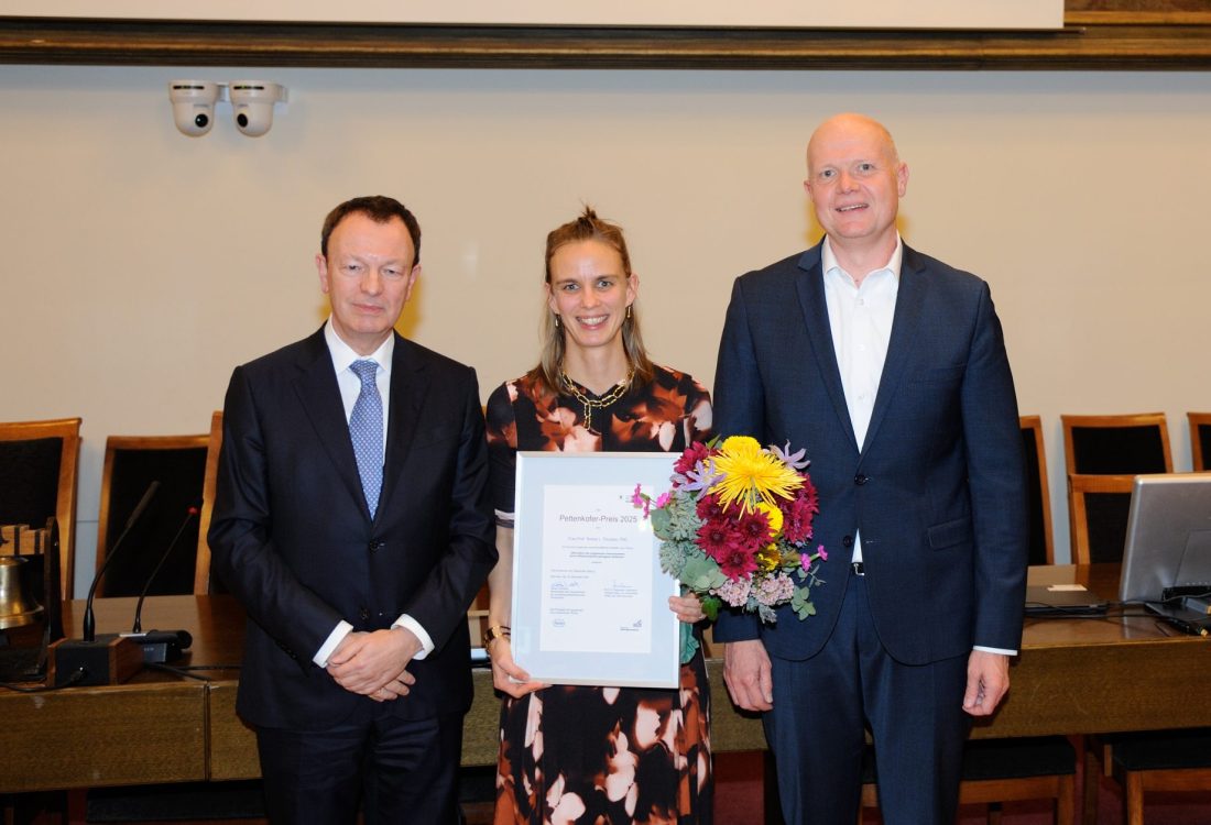 From left: Prof. Dr. Sebastian Suerbaum (Max von Pettenkofer Institute), award winner Prof. Teresa Thurston, City Director Stefan Eckhardt (Chairman of the Board of Trustees). Photo credit: Heribert Mühldorfer
