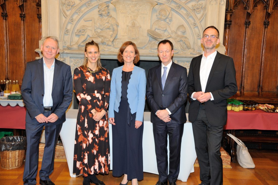 From left: Dieter Heindl (Roche), award winner Prof. Teresa Thurston, Dr. Julia Riedlinger (Roche), Prof. Dr. Sebastian Suerbaum (Max von Pettenkofer Institute), Paul Wiggermann (Roche). Photo credit: Heribert Mühldorfer